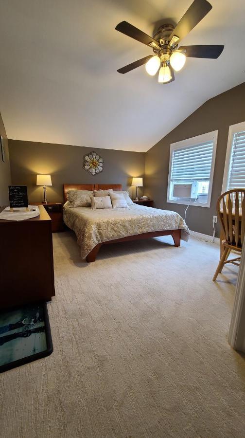 Small Town Bound Inn Montague Экстерьер фото