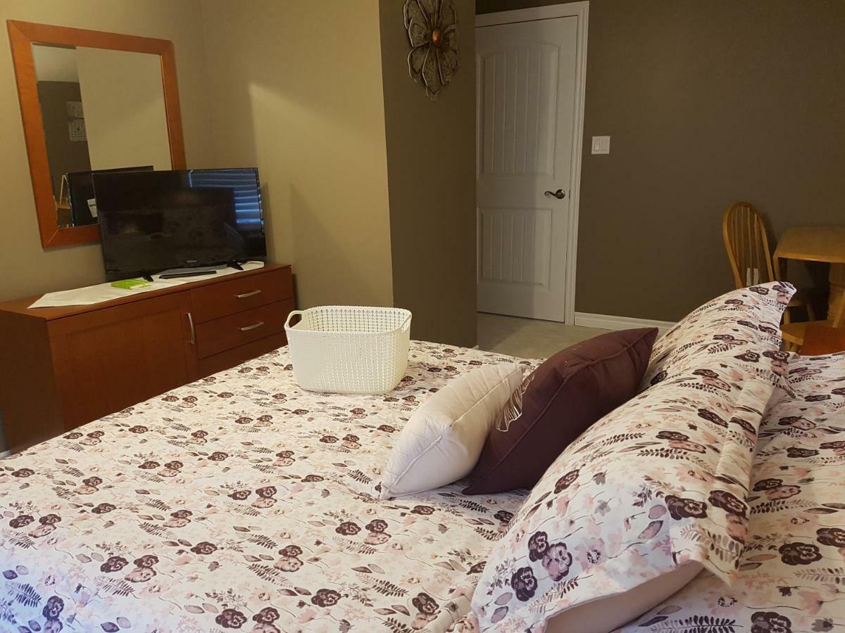 Small Town Bound Inn Montague Экстерьер фото